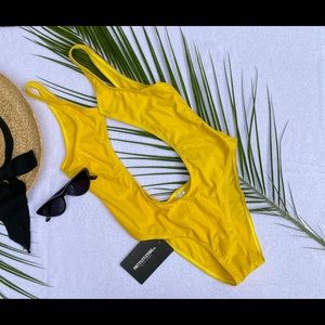 PrettyLittleThing 1 piece